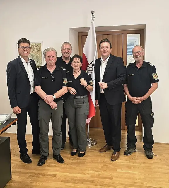 Michael Brandl, Karl Strizsik, Heinz Rieser, Eveline Strizsik, LR René Zumtobel und Einsatzleiter Schwaz und Umgebung Gottfried Mühlbacher.  | Foto: Land Tirol 
