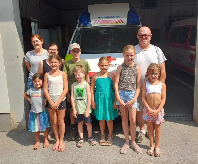 Victoria-Maria Schaufler, Maria Peham und Herbert Winninger mit den begeisterten Sommerferien-Kids. | Foto: JRK Blindenmarkt