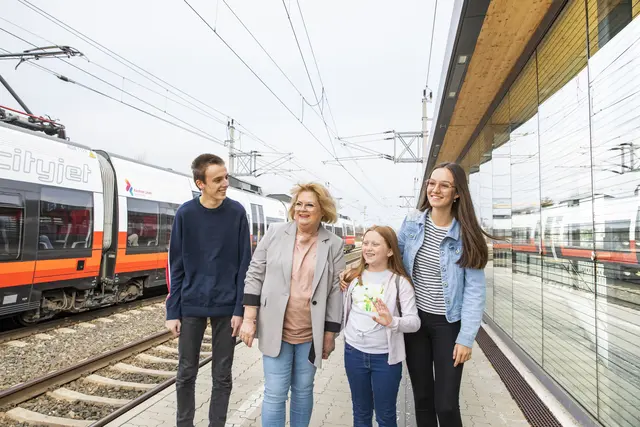 Mit dem neuen Takt profitieren Pendler von kürzeren Wartezeiten und besseren Anschlüssen. | Foto: ÖBB