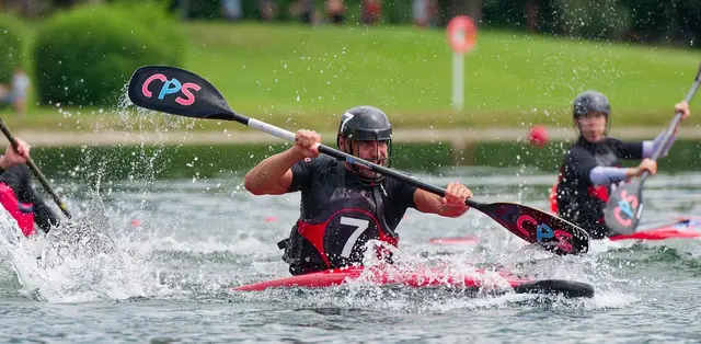 Teamgeist, Schnelligkeit, Kraft und Bootstechnik treffen beim Kanupolo aufeinander. Trainiert wird am Badesee in Liefering.  | Foto: Maren Nietzold
