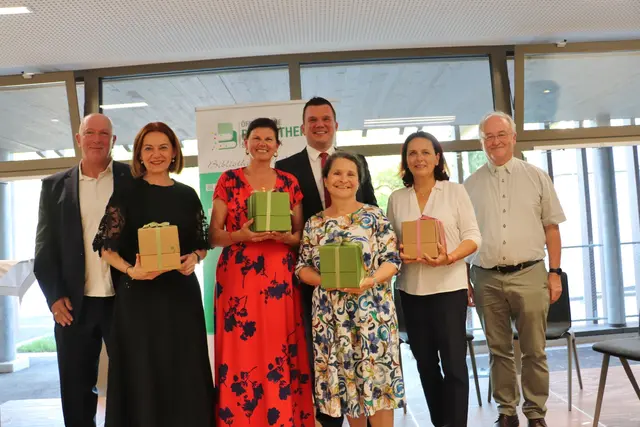 Eröffneten die Bibliothek: Vzbgm. Günther Kumpitsch, LR Simone Schmiedtbauer, Marie-Therese Stampfl, Bgm. Thomas Gschier, Michaela Haller, Doris Brunner und Pater Paulus Kamper. 
 | Foto: Edith Ertl