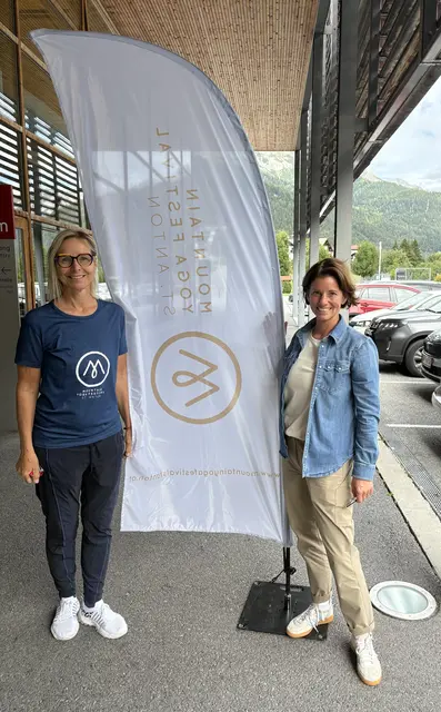 Manuela Tatschl und Iris Kaufmann vom Organisationsteam dürfen sich über erfolgreiche zehn Jahre "Mountain Yoga Festival St. Anton" freuen.  | Foto: Elisabeth Zangerl
