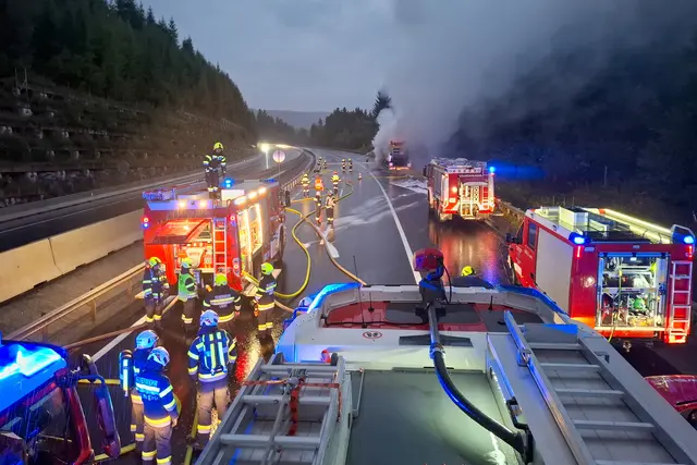 Acht Feuerwehren kämpften mit 84 Einsatzkräften gegen die Flammen auf der Südautobahn an. | Foto: Feuerwehren des BFV Voitsberg