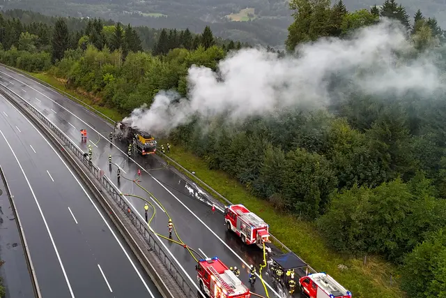 Zwischen Steinberg und Modriach brannte ein großer Lkw. | Foto: Feuerwehren des BFV Voitsberg