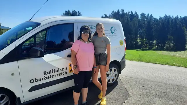 Zustellerin Heidi Böhm mit Annika Satzinger aus Lasberg | Foto: SMB Lasberg