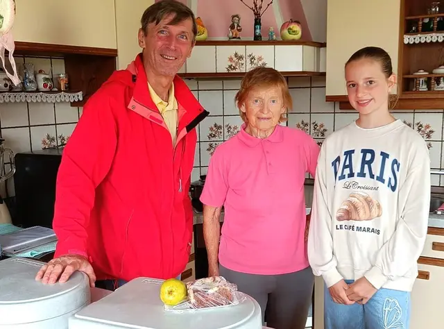 Zusteller Josef Grasböck mit Klientin Eleonore Waldhör und Anna Rudlstorfer aus Lasberg | Foto: SMB Lasberg