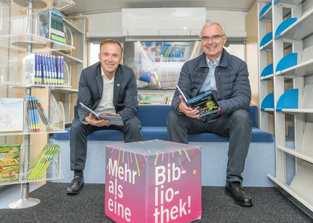 Überzeugten sich selbst vom neuen Bücherbus: Vizebürgermeister Bernhard Auinger und der Leiter der Stadtbibliothek, Helmut Windinger.  | Foto: Stadt Salzburg/Alexander Killer