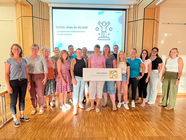 Karin Holzmann mit den Teilnehmerinnen des ersten von insgesamt vier Workshop-Modulen. | Foto: Martina Gaind