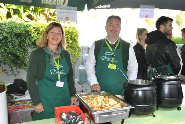 Die Suppenstraße hat auch eine touristische Komponente: Hochsteiermark-Chefin Ute Gurdet serviert selbst Suppen ihres Bruders Gernot Grünbichler (Oberer Gesslbauer). | Foto: Tamara Himsl