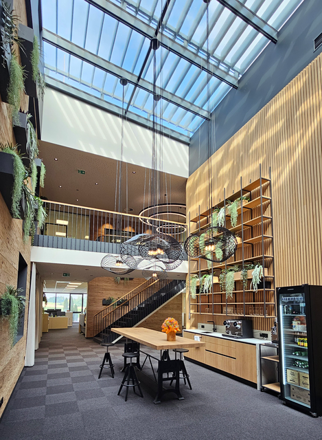 Viel Holz, viel Licht: Die neuen Räume verbinden moderne Technik mit einer angenehmen Atmosphäre.