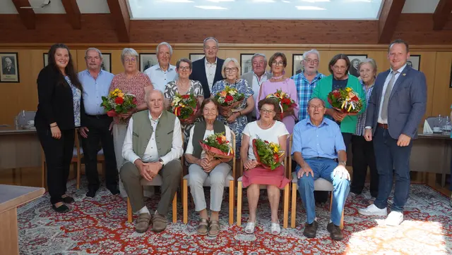 Sieben Hochzeitsjubiläen wurden in der Marktgemeinde Purgstall an der Erlauf zelebriert. Bürgermeister Harald Riemer (r.) und geschäftsführende Gemeinderätin Barbara Pflügl gratulierten herzlich. | Foto: Marktgemeinde Purgstall an der Erlauf