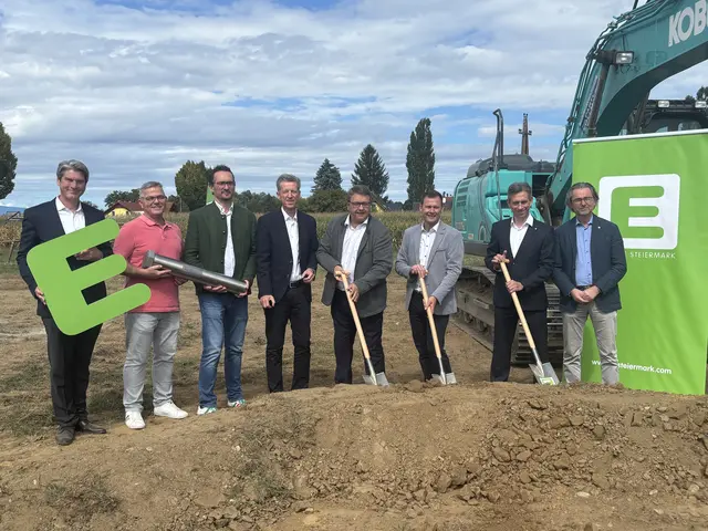 Gemeinsam wurde zum Spatenstich gegriffen und im Anschluss die gut verschlossene Zeitkapsel in der Baugrube versenkt. | Foto: Waltraud Fischer