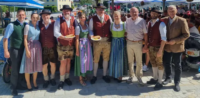 Bürgermeister Robert Bimminger, Diana Bimminger, Johann Eckschlager, Hermann Reinhartshuber, Vizebürgermeisterin Eveline Bayrhamer, Schützenhauptmann Sepp Ebner, Fahnenpatin Eveline Bimminger, Vizebürgermeister Matthias Sommerauer, Hermann Ofner und Landtagsabgeordneter Josef Schöchl | Foto: Josef Schöchl