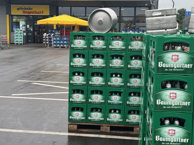 Auch das in Schärding gebraute Baumgartner Bier findet im Nachbarort Neuhaus viel Nachfrage. Nicht nur in Kisten, sondern auch in Fässern. Wegen des günstigeren Preises fährt man über den Inn. | Foto: Franz Gruber