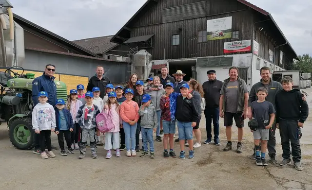 Der Spontanbesuch bei der Familie Konrad sorgte für große Begeisterung bei den Kindern. | Foto: FPÖ Vöcklamarkt