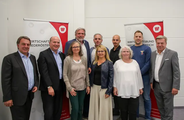 In der vorderen Reihe: WKNÖ Präsident WBNÖ Landesgruppenobmann Wolfgang Ecker, Georg Lintner, Claudia Marton, Maria-Luise Nutz, Barbara Schweda, Abg. z. NR WBNÖ Direktor Harald Servus, in der hinteren Reihe: der wiedergewählte Bezirksgruppen-Obmann Markus Leopold, Christian Buxhofer, Adrian Chirita, Marc Zickbauer (v.l.) | Foto: WBNOE