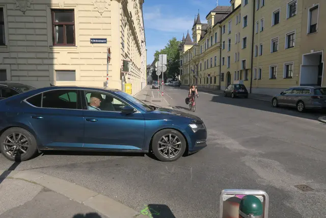 Rad- und Autofahrer sind sich über den Vorrang unschlüssig.  | Foto: Patricia Hillinger/MeinBezirk