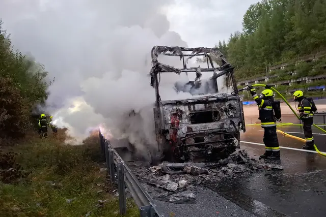 Der Sattelauflieger brannte zwischen Steinberg und Modriach völlig aus. | Foto: Feuerwehren des BFV Voitsberg