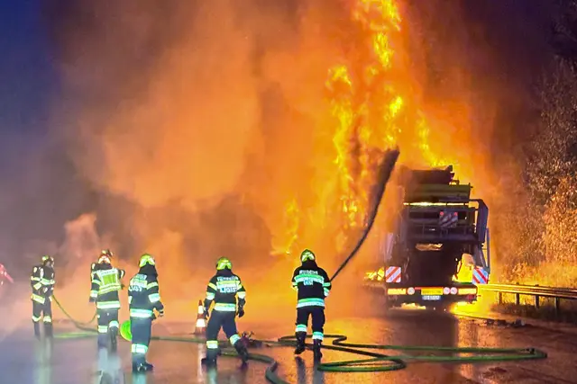Ein Sattelauflieger auf der A2 in Vollbrand, die Hitzeentwicklung war enorm. | Foto: Feuerwehren des BFV Voitsberg
