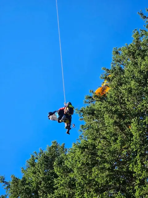 Nach der Erkundung vom Team der „Libelle" wurde der Gleitschirmpilot mittels Seilrettung gerettet.  | Foto: Freiwillige Feuerwehr Krispl