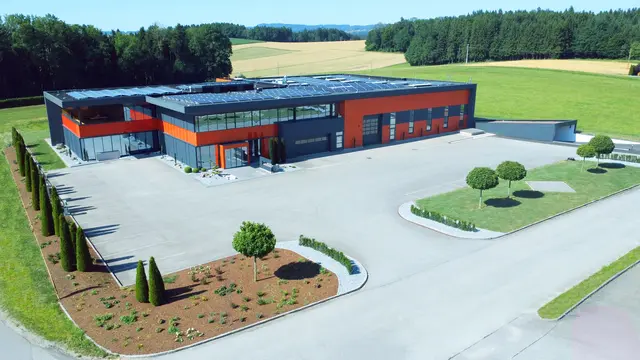 In gut einem Jahr Bauzeit wurde das Headquarter von H&S Kabeltechnik in Enzenkirchen von Grund auf erneuert. Wer es besichtigen möchte, bekommt 2026 Gelegenheit dazu, beim 20-jährigen Firmenjubiläum.