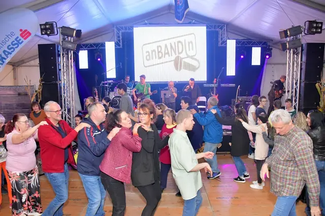 Die Band "Anbandln" der Lebenshilfe sorgte für beste Stimmung im Partyzelt. | Foto: Verein "Lebensfreid fia olle Leit"