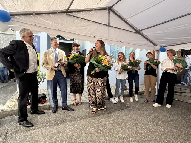 Die Firma, hier in Gestalt von Tochter Kathi, bedankt sich bei der Belegschaft für ihren Einsatz. | Foto: MeinBezirk/Gabriela Sommer