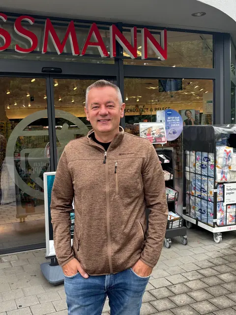 Kasim Omerovic kauft auch gerne in Neuhaus ein, da dort vieles billiger ist. | Foto: Franz Gruber