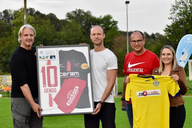 Auch sein einstiger Trainer Markus Schopp (l.) gratulierte Christian Dengg (M.) zu dessen Fußballkarriere. | Foto: Simon Michl
