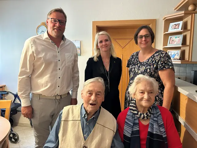 Vorne: das Ehepaar Haselböck, hinten: Bürgermeister Johannes Weiß (SPÖ), Elisabeth Bader von der BH Melk und geschäftsführende Gemeinderätin Melanie Waltinger. | Foto: Marktgemeinde Klein-Pöchlarn