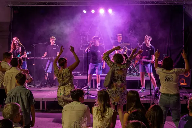Seit 2 Jahren rocken die 5 Jugendlichen die Bühnen der Region und begeistern nicht nur junge Leute.  | Foto: "Die Angeklagten"