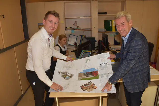 2021 waren die Pläne von Hotelier Josef Puchas (rechts) für den Bau eines Feriendorfes nahe der Therme schon recht konkret. | Foto: Martin Wurglits