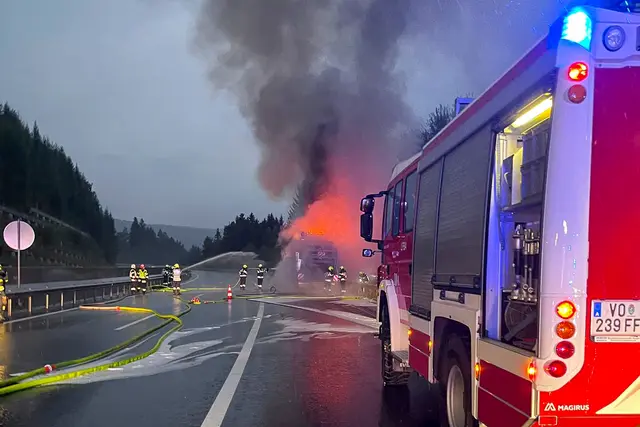 Der Sattelauflieger brannte lichterloh, die Autobahn war stundenlang in Richtung Klagenfurt gesperrt. | Foto: Feuerwehren des BFV Voitsberg