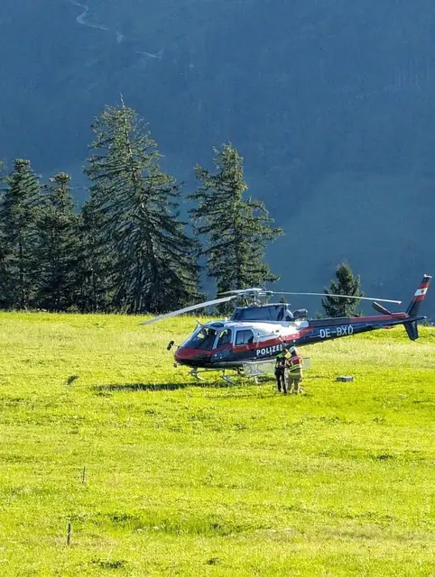 Weil eine Bergung im steilen Gelände kaum möglich war, entschieden die Einsatzkräfte, den BMI-Hubschrauber „Libelle“ anzufordern. | Foto: Freiwillige Feuerwehr Krispl