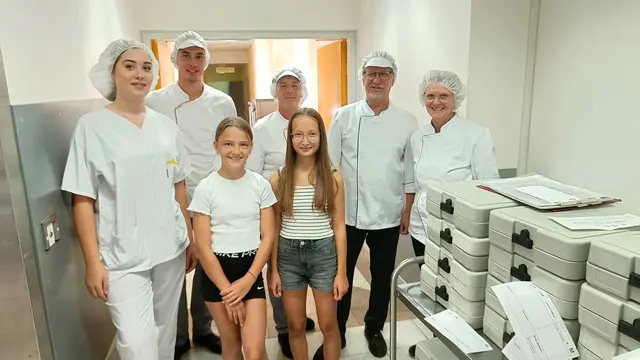 Küchenteam Klinikum Freistadt mit Küchenchef Bruno Ullmann und Ferienpass-Kinder Jana u. Tessa Lengauer aus Lasberg | Foto: SMB Lasberg