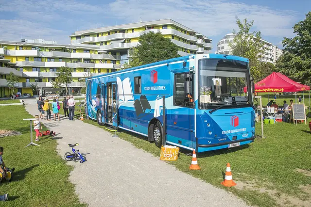 Seit Juni 2020 tourt der neue Bücherbus "MobiBook" der Stadtbibliothek Salzburg durch die Mozartstadt. | Foto: wildbild/Herbert Rohrer