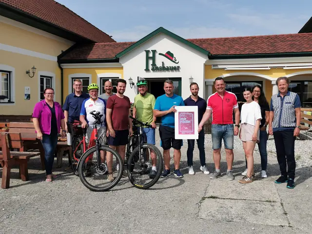 StaDir. Katrin Giritzhofer (Haag), AL Michael Stadler (Strengberg), Vize-Bgm. Josef Alkin (St. Pantaleon-Erla), Vize-Bgm. Roland Hadeyer (Haidershofen), Kleinregionssprecher Bgm. Michael Strasser (Haidershofen), Bgm. Karl Huber (Ernsthofen), Bgm. Lukas Michlmayr (Haag), Bgm. Daniel Lachmayr (Ennsdorf), Bgm. Christian Wührleitner (Behamberg), AL-Stv. Alina Schöllhammer (Ennsdorf), AL Edith Bauer (Ernsthofen), StaDir. Rudolf Steinke. (v.l.)
 | Foto: Dorf- und Stadterneuerung / Kühr