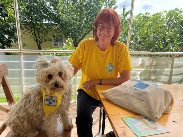 Trainerin Helga Widder mit dem Puli-Weibchen "Paprika".  | Foto: Verein Tiere als Therapie