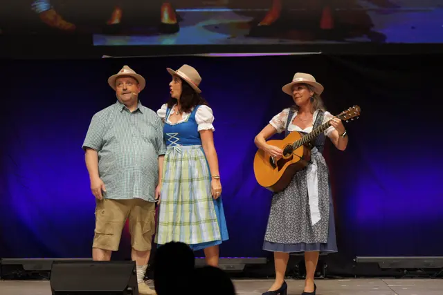 Etwa 50 ehrenamtliche Akteurinnen und Akteure sorgen jedes Jahr für Überraschungen auf der Bühne. | Foto: Marktbrettl Lenzing