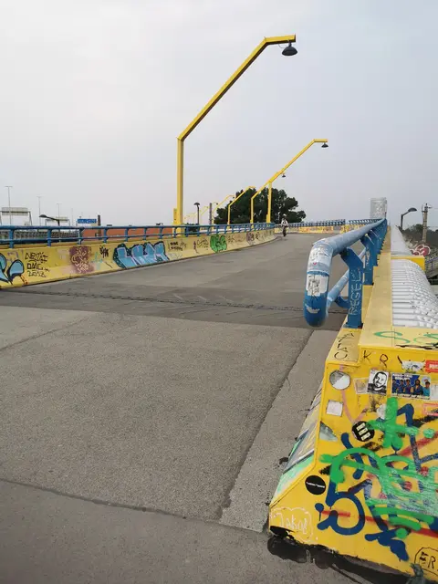 Bauarbeiten am Steinitzsteg sorgen für nächtliche Fahrstreifensperren auf der A22. | Foto: Luise Schmid/MeinBezirk