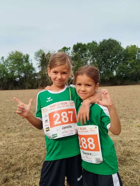 Die Geschwister Jamila und Samira Friedl beim Kids Run. | Foto: LMB