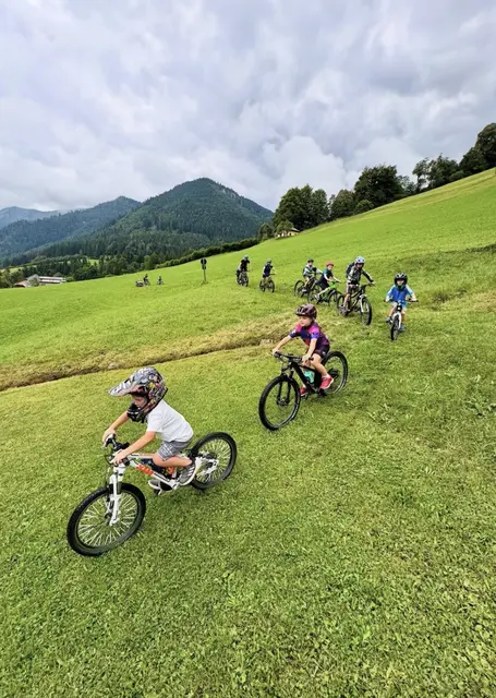 Die jungen Bikerinnen und Biker setzten das Gelernte bei einer Ausfahrt über Stock und Stein in die Praxis um.  | Foto: Barbara Mayer