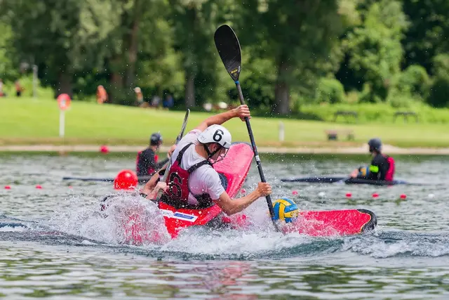 Teamgeist, Schnelligkeit, Kraft und Bootstechnik treffen beim Kanupolo aufeinander. Trainiert wird am Badesee in Liefering.  | Foto: Maren Nietzold