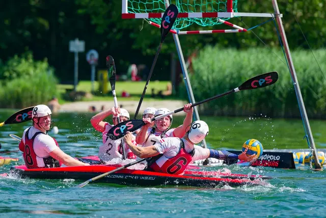 Teamgeist, Schnelligkeit, Kraft und Bootstechnik treffen beim Kanupolo aufeinander. Trainiert wird am Badesee in Liefering.  | Foto: Maren Nietzold