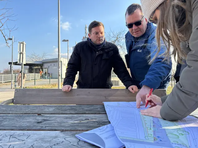 Nach dem Vierthalerpark und dem Christine-Busta-Park ist die nächste Grünfläche dran. Der Beteiligungsprozess des Miep-Gies-Parks läuft bis Ende Oktober. Am Foto Bezirksvorsteher Wilfried Zankl (SPÖ). | Foto: BV 12