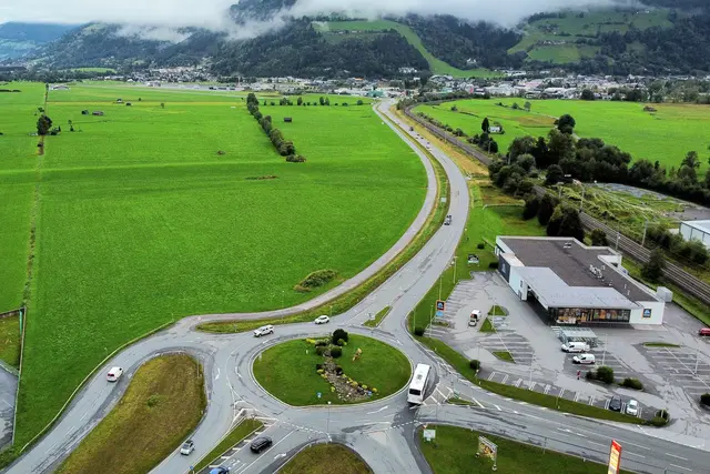 B311 zwischen Bruck und Schüttdorf. Die Fahrbahn dieses Abschnittes wird ab 8. September 2025 erneuert, um die gefährlichen Spurrinnen zu entfernen. | Foto: Land Salzburg/Stefan Pfeiffenberger