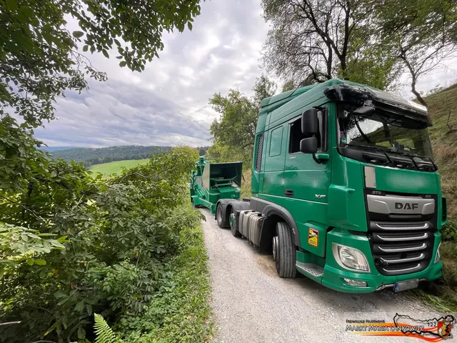 Ein Lkw mit einer landwirtschaftlichen Maschine blieb auf eine unbefestigten Straße in Maria Lankowitz stecken. | Foto: FF Maria Lankowitz