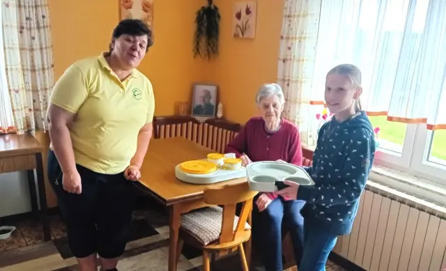 Zustellerin Irmi Eilmsteiner mit Johanna Diesenreiter aus Lasberg und Klientin Christine Kellerer-Pirklbauer | Foto: SMB Lasberg