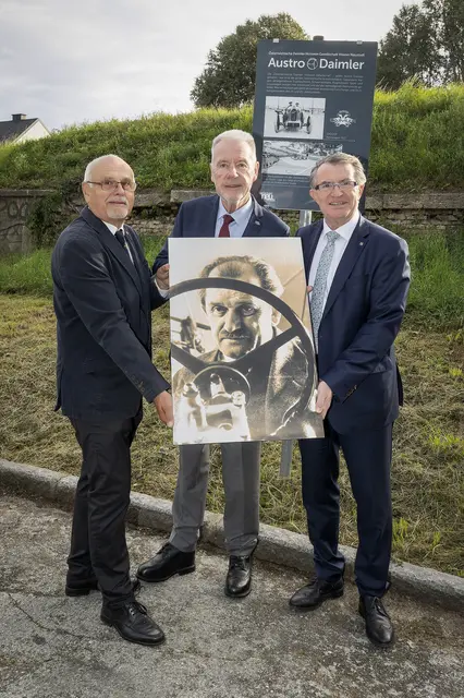 Gerhard Weinzettl (Austro Daimler Vereinsvorstand), Bürgermeister Klaus Schneeberger und Kultur- und Tourismusstadtrat Franz Piribauer bei der ehemaligen Austro Daimler Teststrecke am Kanal.
| Foto: Stadt Wiener Neustadt/Weller