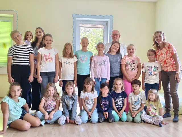 Sandra Eder, Herbert Winninger und Vize-BGM Anita Pitzl mit den Kids der Kinder.Unternehmen.Tour „DUFT“ | Foto: Martha Tiefenbacher